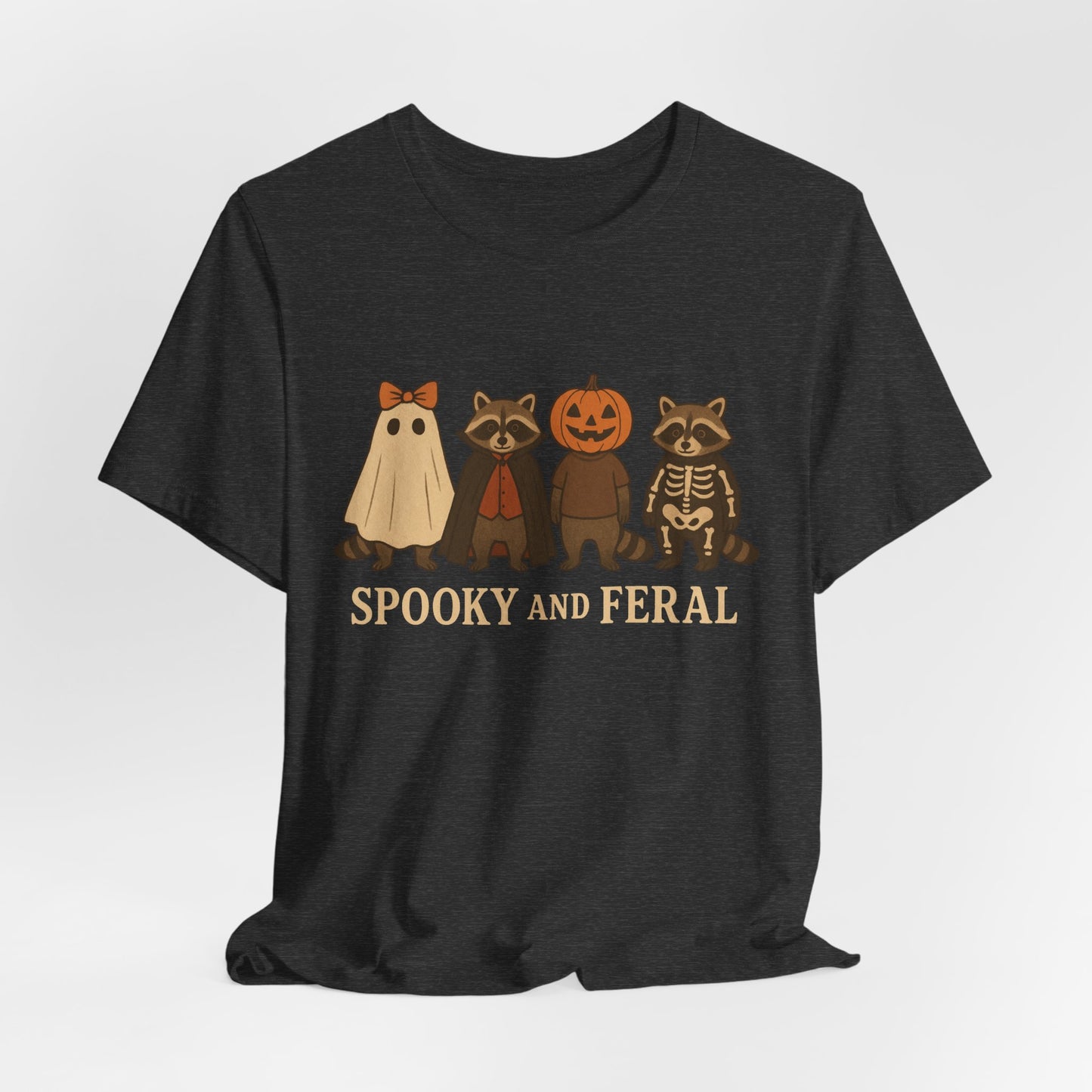 Spooky Raccoon Shirt, Grappige Halloween Grafisch T-shirt, Schattig Vintage Herfst T-shirt, Trendy Vrouwen Halloween Shirt, Feral Raccoon T-shirt